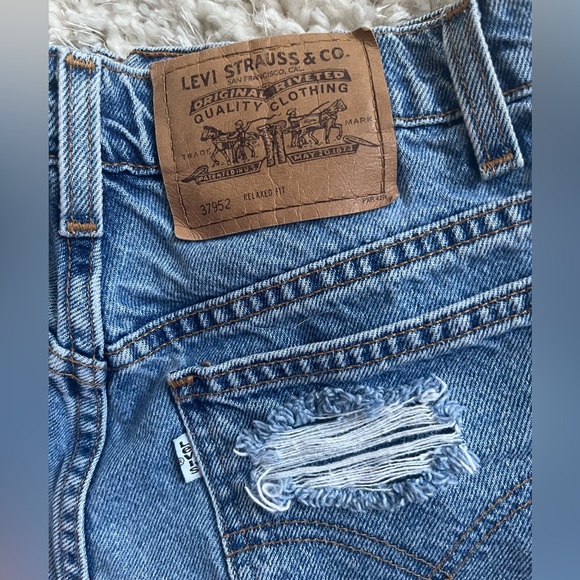 Women’s Vintage White Tab Custom Distressed Levi Shorts - Picture 5 of 7